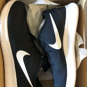 Mens Nike Shoes. Nike Free RN.